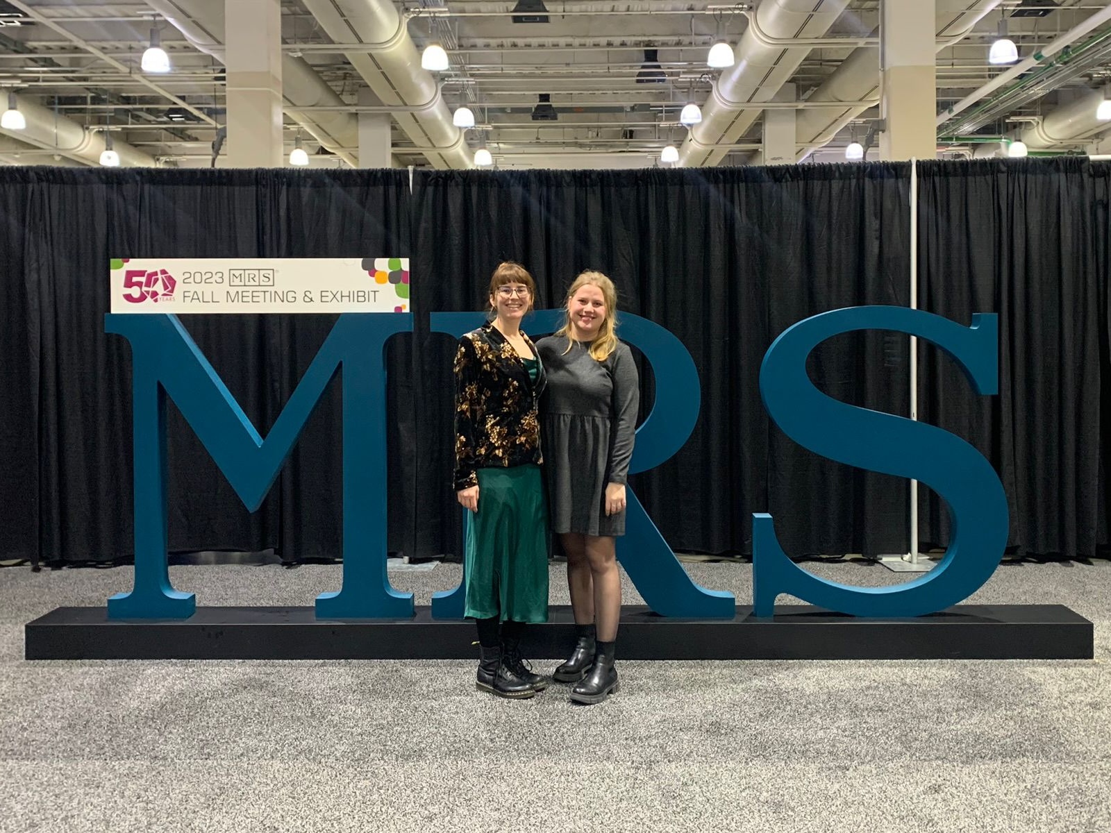 Kaila and Isabelle present at MRS Fall Meeting in Boston